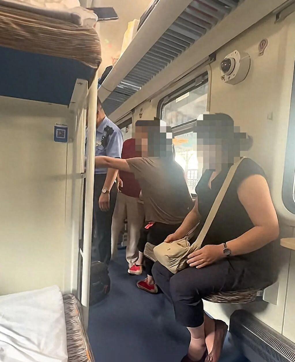 旅客往下铺下方放行李起争执，12306回应：下铺床下空间非个人独享7月20日，有