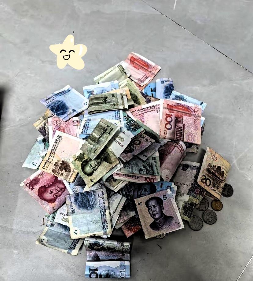 收50斤旧杂志赚30块，
翻页时掉出个布袋，
大哥做法让人破防！

辽宁大哥收废