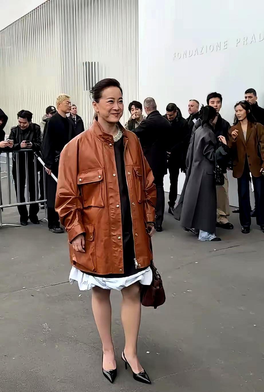 瘦100斤后，她像换了个人
 
机场镜头里，贾玲的下巴尖得能切纸。网友刷屏：这还