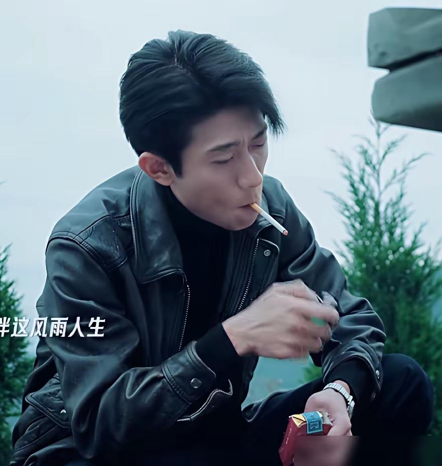 太瘦了骨架太小了，又是童星出道，总给一种小孩儿装大人的感觉，硬伤
可能我们都停留