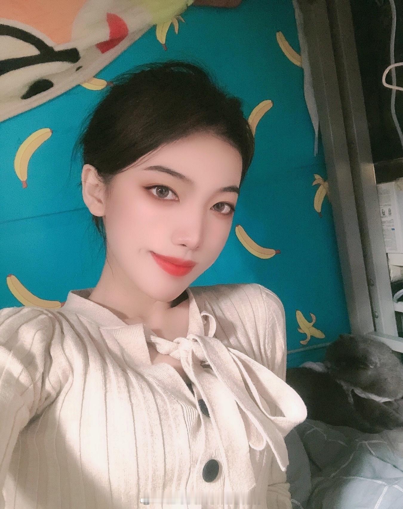 美女王绮婷，身高177cm，体重47kg，喜欢画画和旅游，来自河北[心] ​​​
