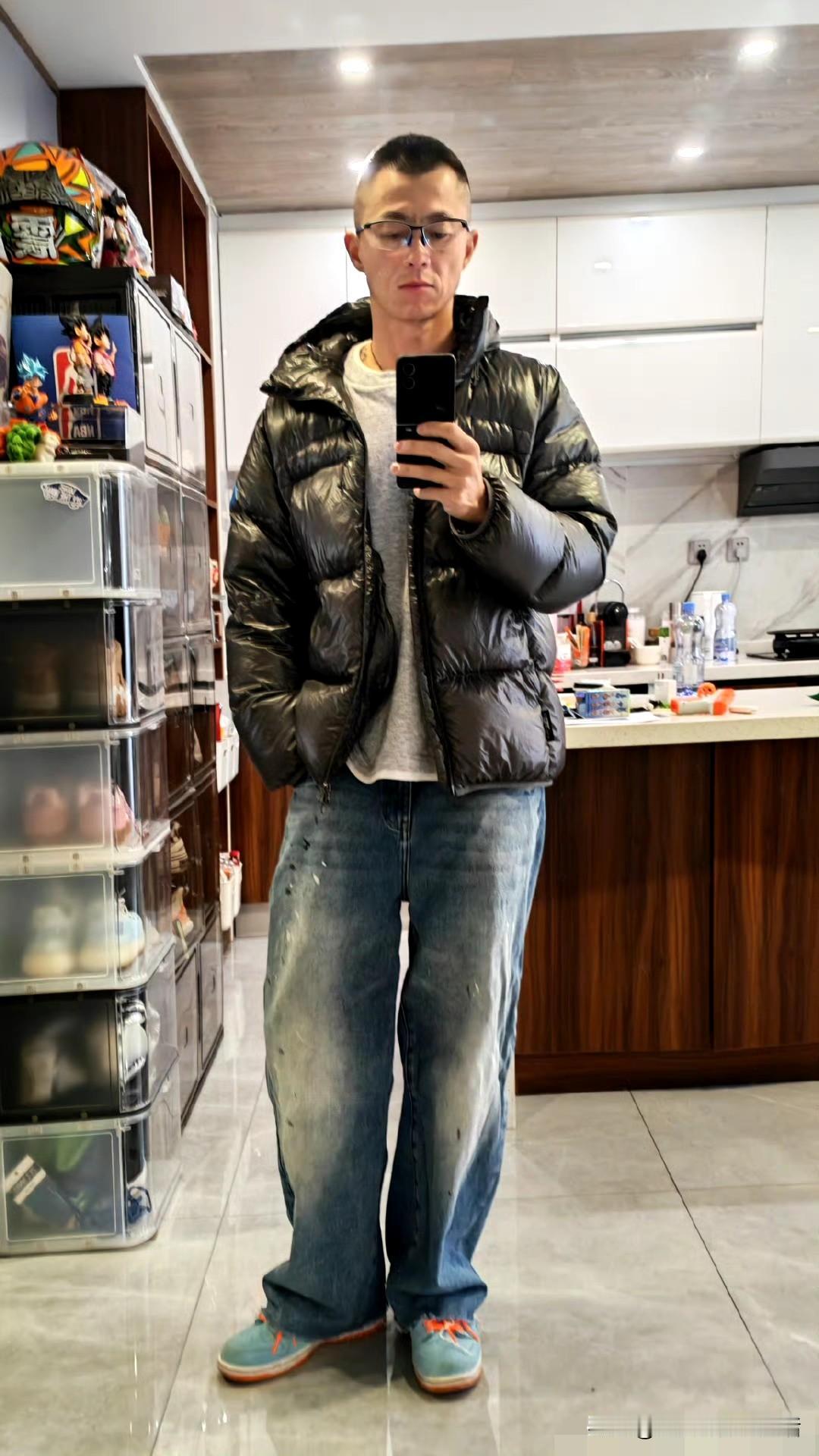 陈震之前肯定知道自己要被封，所以注册了一个小号，叫陈震同学的同学。
没想到现在也