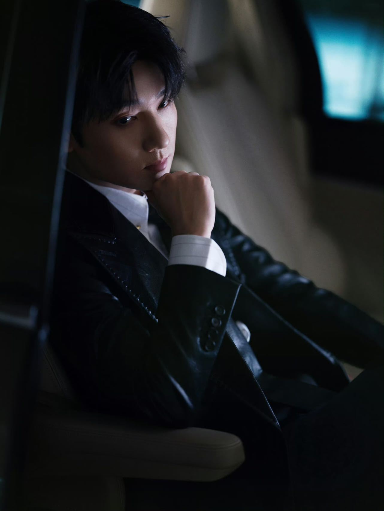 两大帅哥跨圈同框，简直绝绝子！九尾白金发色气场拉满，蒋敦豪五官精致，怼脸都毫无压