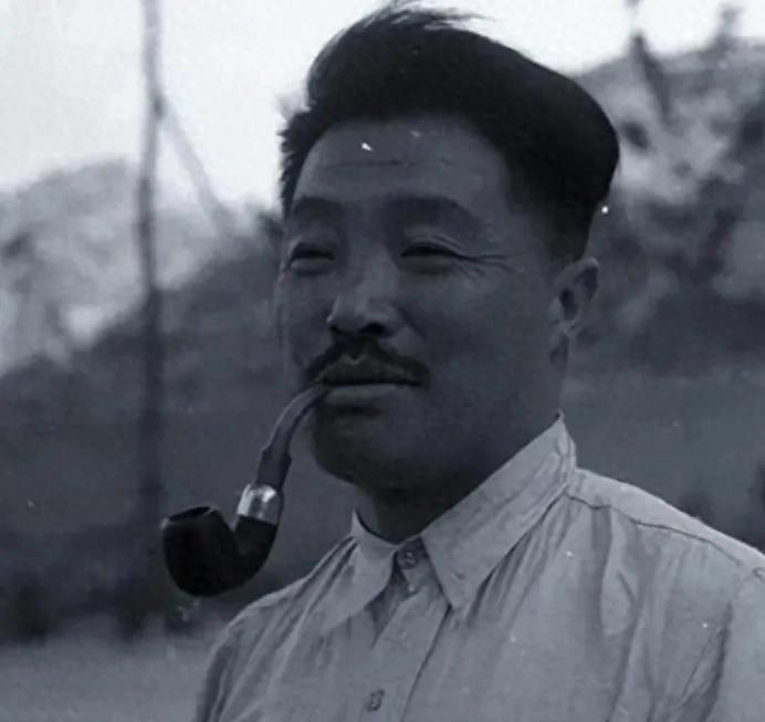 1950年，解放军副营长叛变导致24名同志牺牲，最终被捕，贺龙果断下令处决叛徒