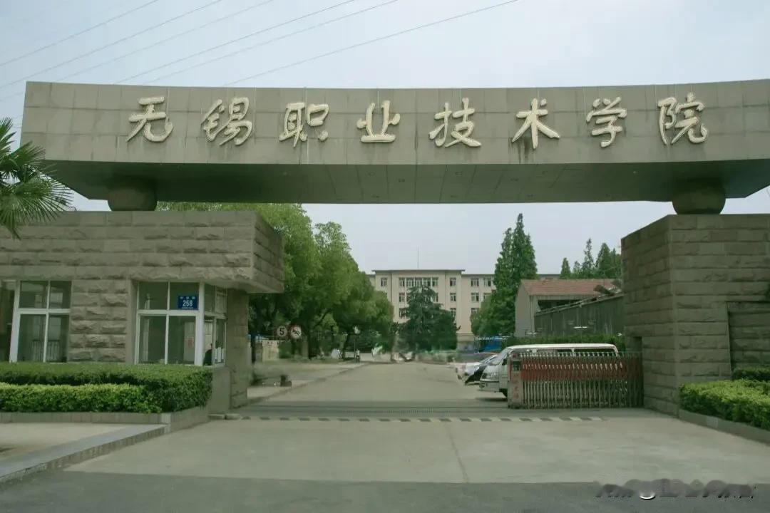 无锡老牌职校拆迁地块挖出十余座古墓，该地块已挂牌出让，会否影响土拍进展?
   