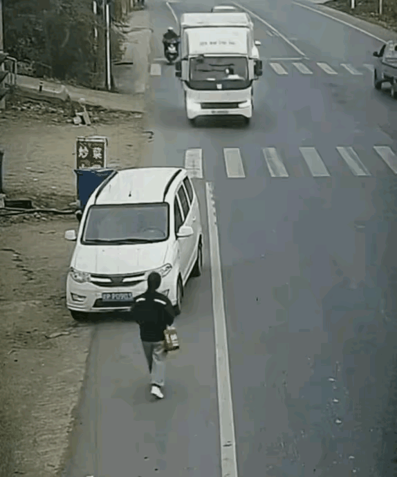 女子正常走在马路上，走着走着看见前方停着一辆车，她立刻停下脚步伸头张望，紧接着就