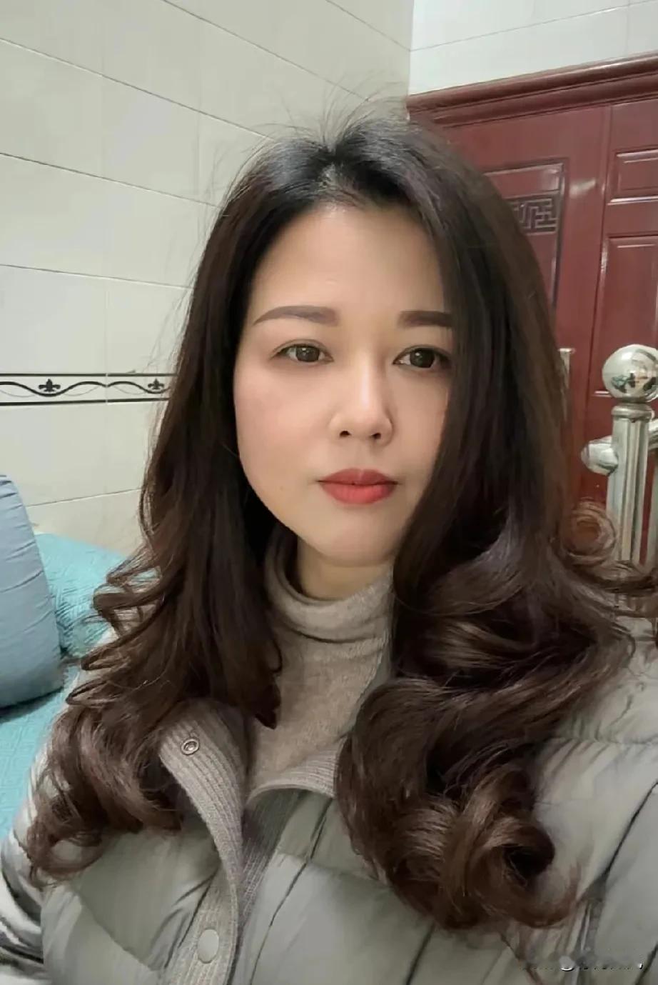 85年
41岁
给所有女性一个忠告

夫妻相处久了
就如同亲人一般
别轻信网上的