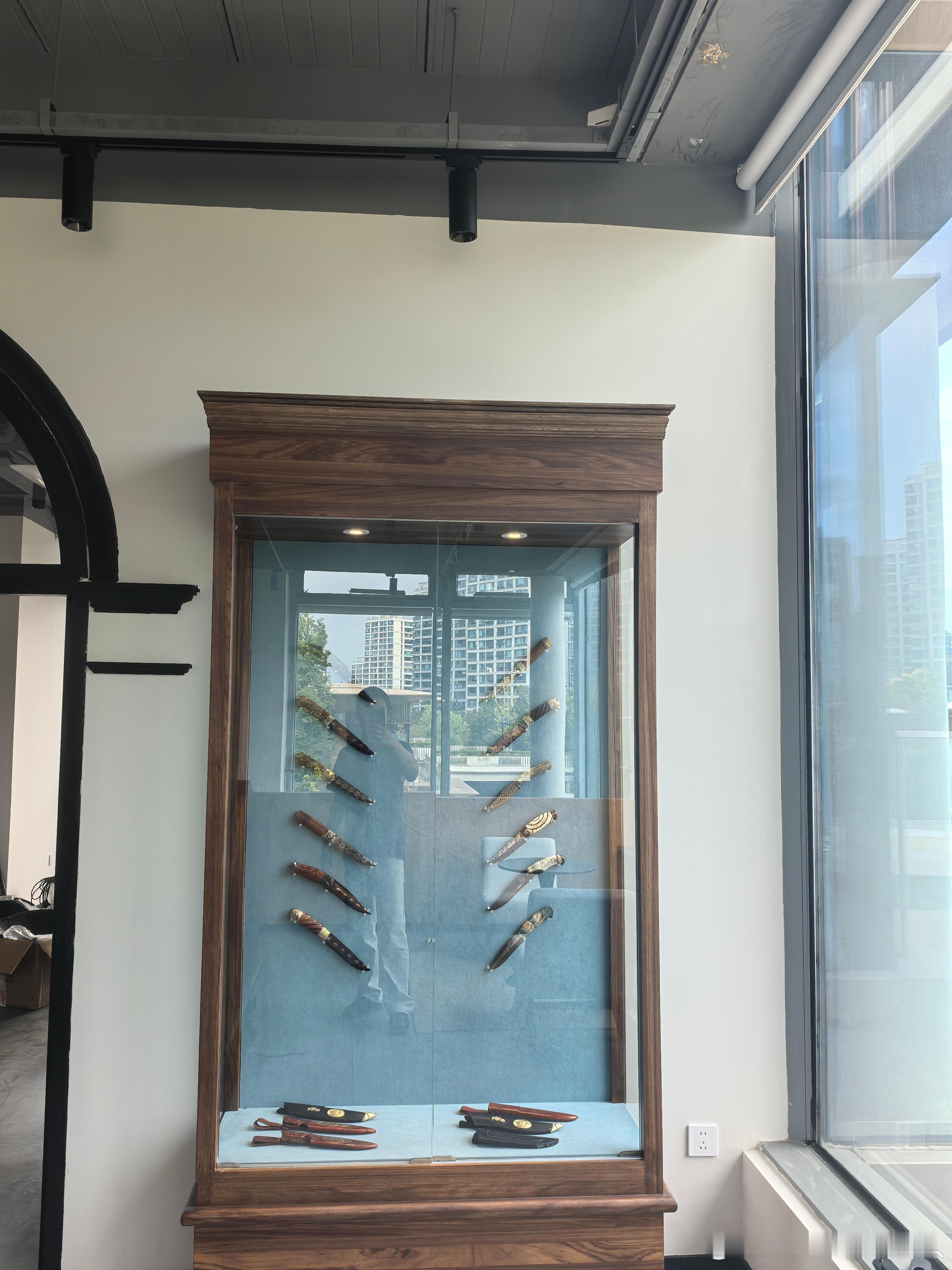 小哥今天在装展示柜别说，摆进入还是蛮好看的[doge] ​​​