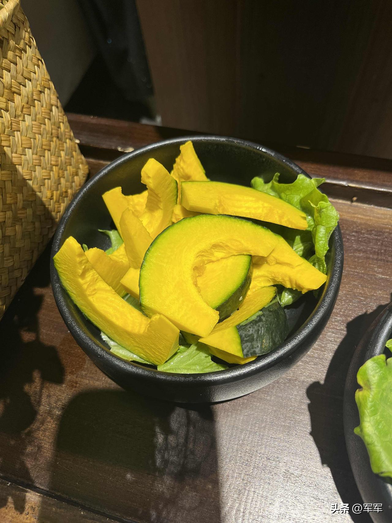 儿媳妇孩子还没生呢，婆婆就已经去伺候了。

我同学儿子媳妇怀孕4个月了，她每天去