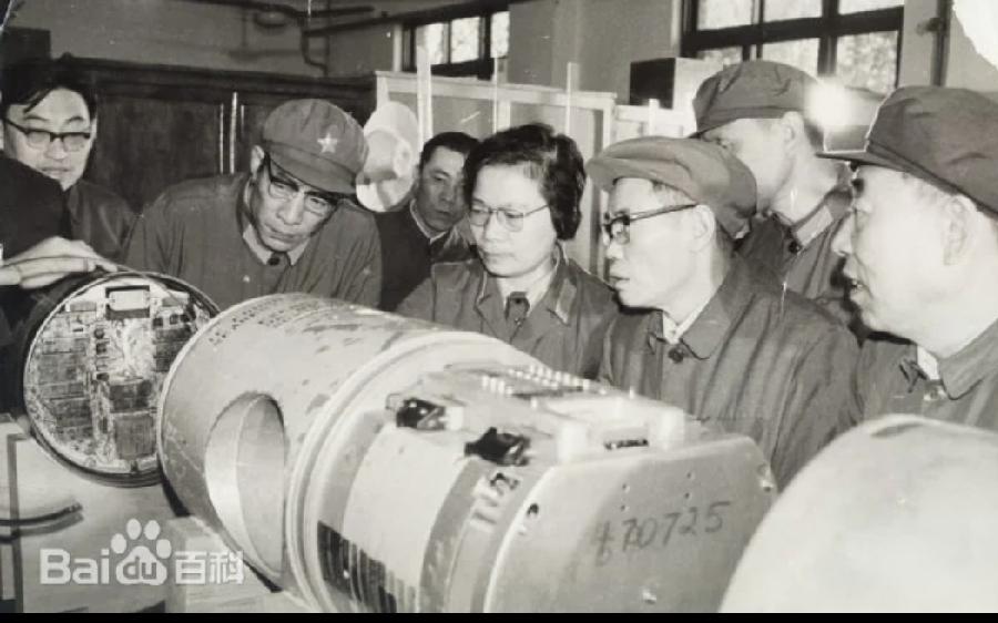 他3岁丧母，4岁丧父，同年被全国悬赏通缉，8岁被捕，10岁被救，出来后造出了中国