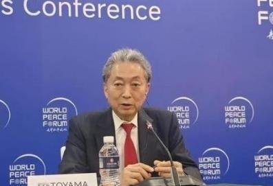 日本前首相鸠山由纪夫提出了一个新颖的观点，他认为中国的国力与美国不相上下，但如果