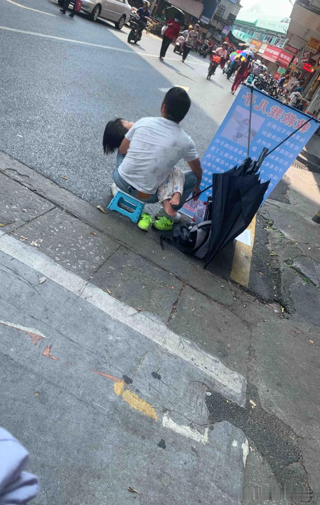 这么大热的天，抱着孩子每次我看都能睡着，这么听话吗？还是说不想让她说出实情来？。