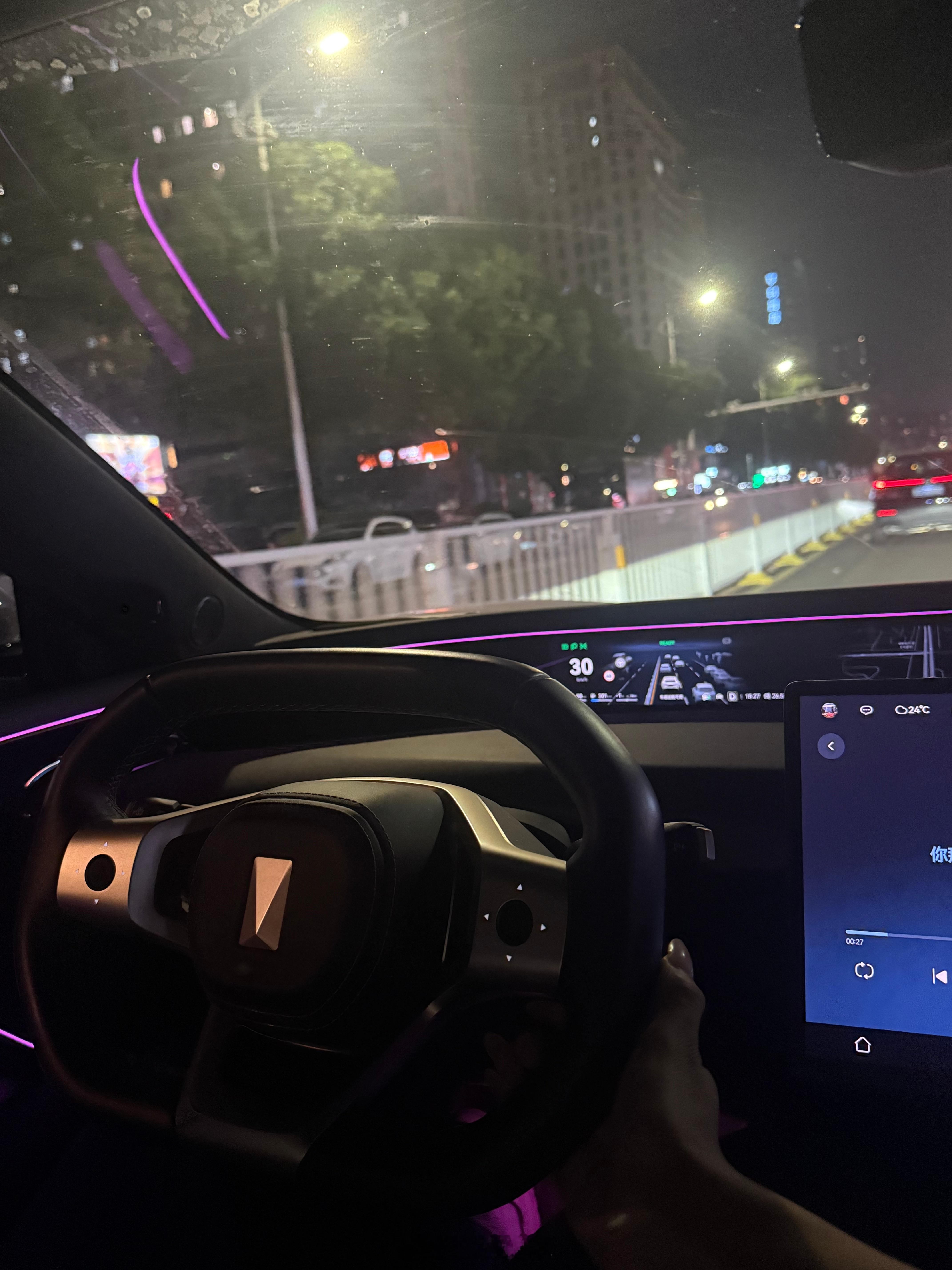 台风都11月了怎么还有台风！难怪这几天风超大，在房间里都能听到外面的风声，好喜欢