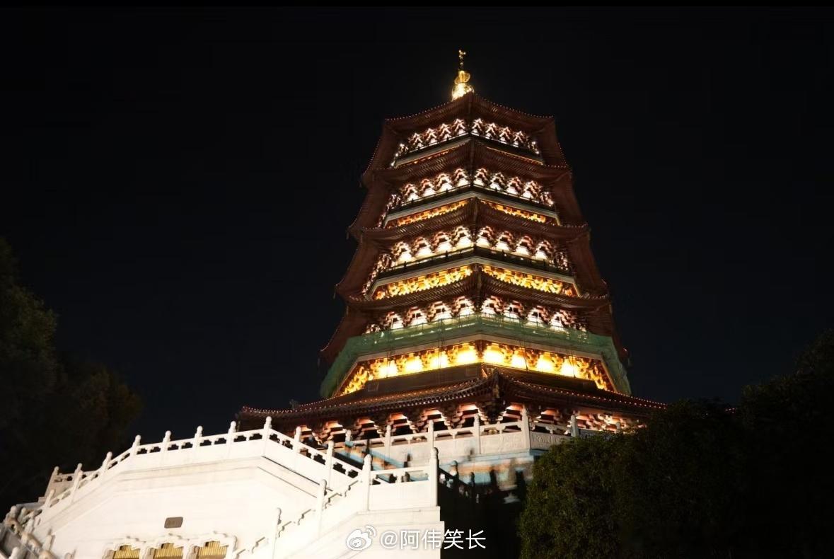网友杭州雷峰塔偶遇赵雅芝 今天运气爆表，在雷峰塔见到芝芝姐，白素贞再现，美翻了！
