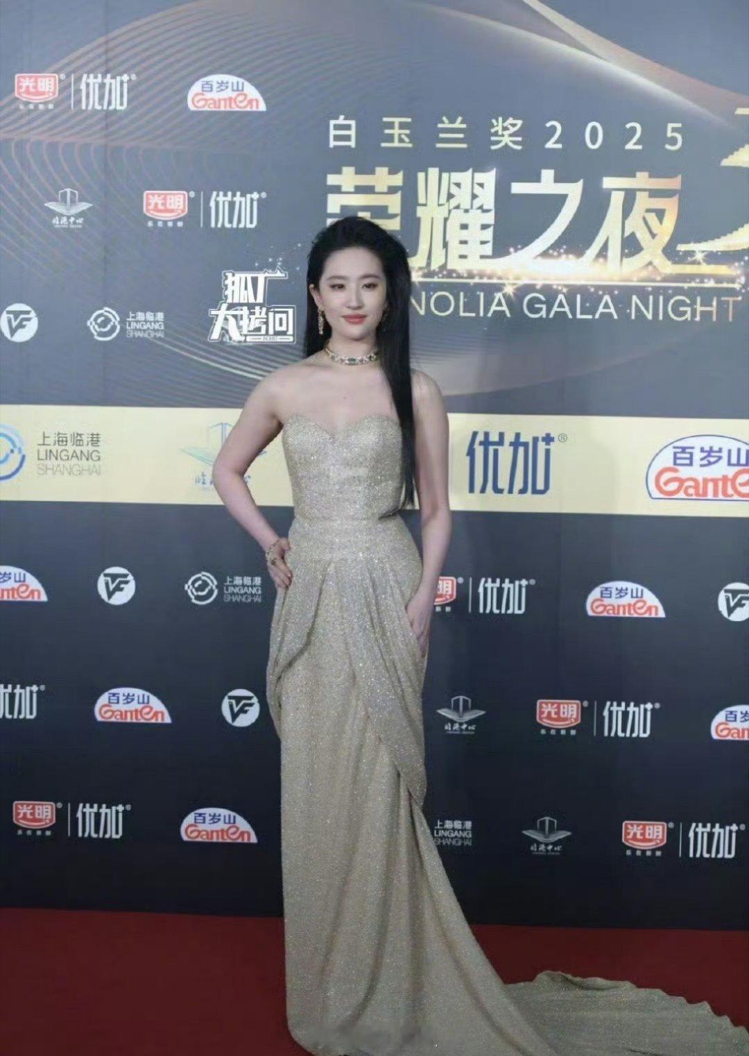 刘亦菲的白玉兰2025荣耀之夜红毯图来了，刘亦菲急匆匆的去参加这个活动，都在猜测