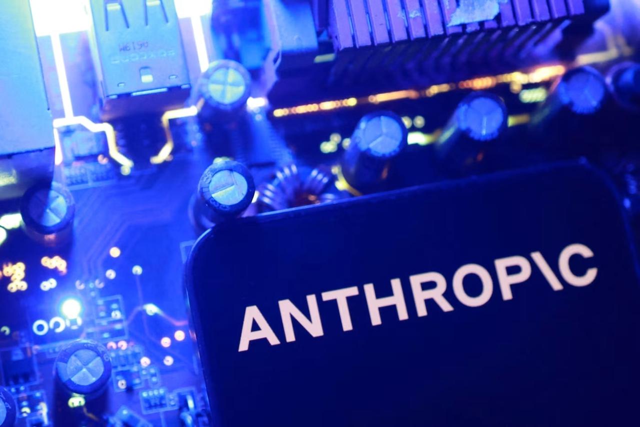 【AI安全还是商业背刺？亚马逊“举报”Anthropic背后的深层博弈】

亚马