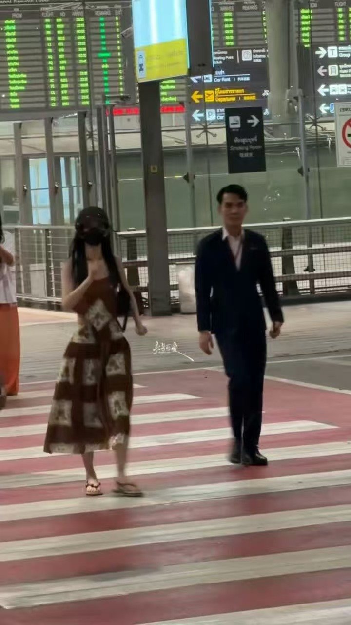 孟子义凌晨落地泰国孟子义凌晨和粉丝互动  凌晨落地依旧活力满满和粉丝互动的美孟~