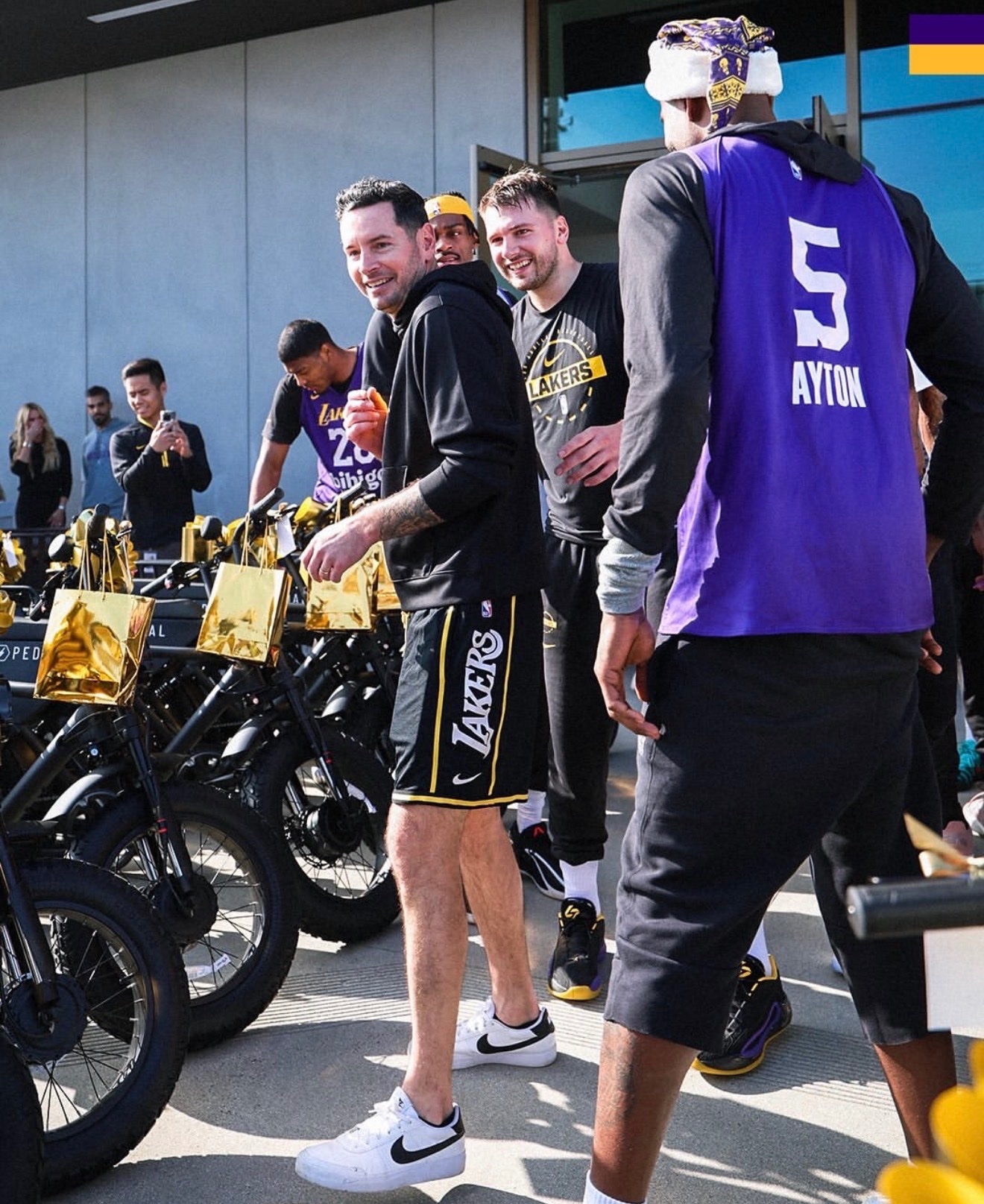 东契奇给全队送了电摩东契奇湖人