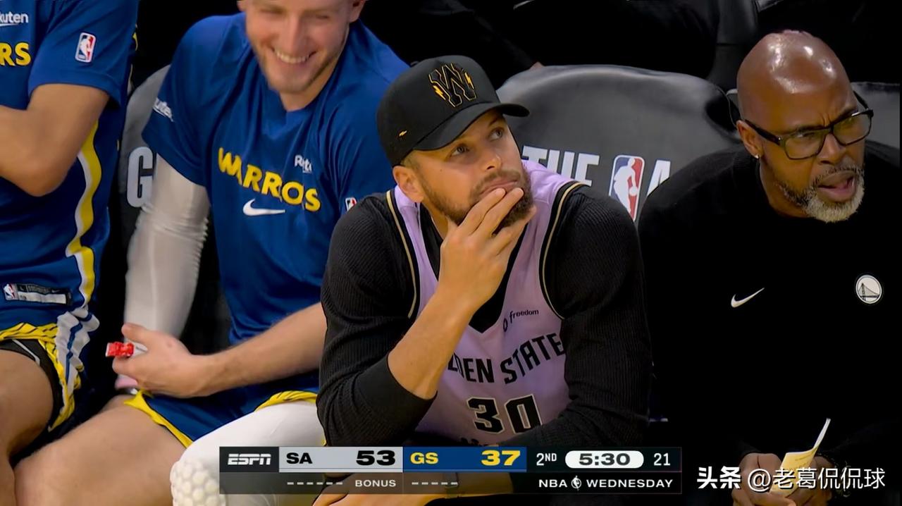 勇士超级球星库里真是愁眉不展！在今天勇士主场迎战马刺的焦点战中，当时比赛进行到了