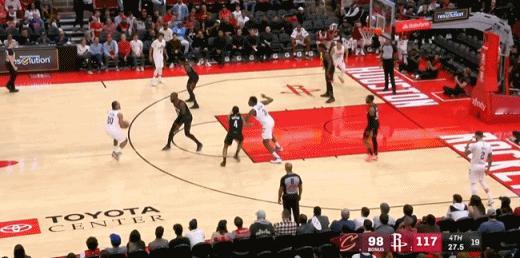 前场篮板转身再扣一个~！！ 