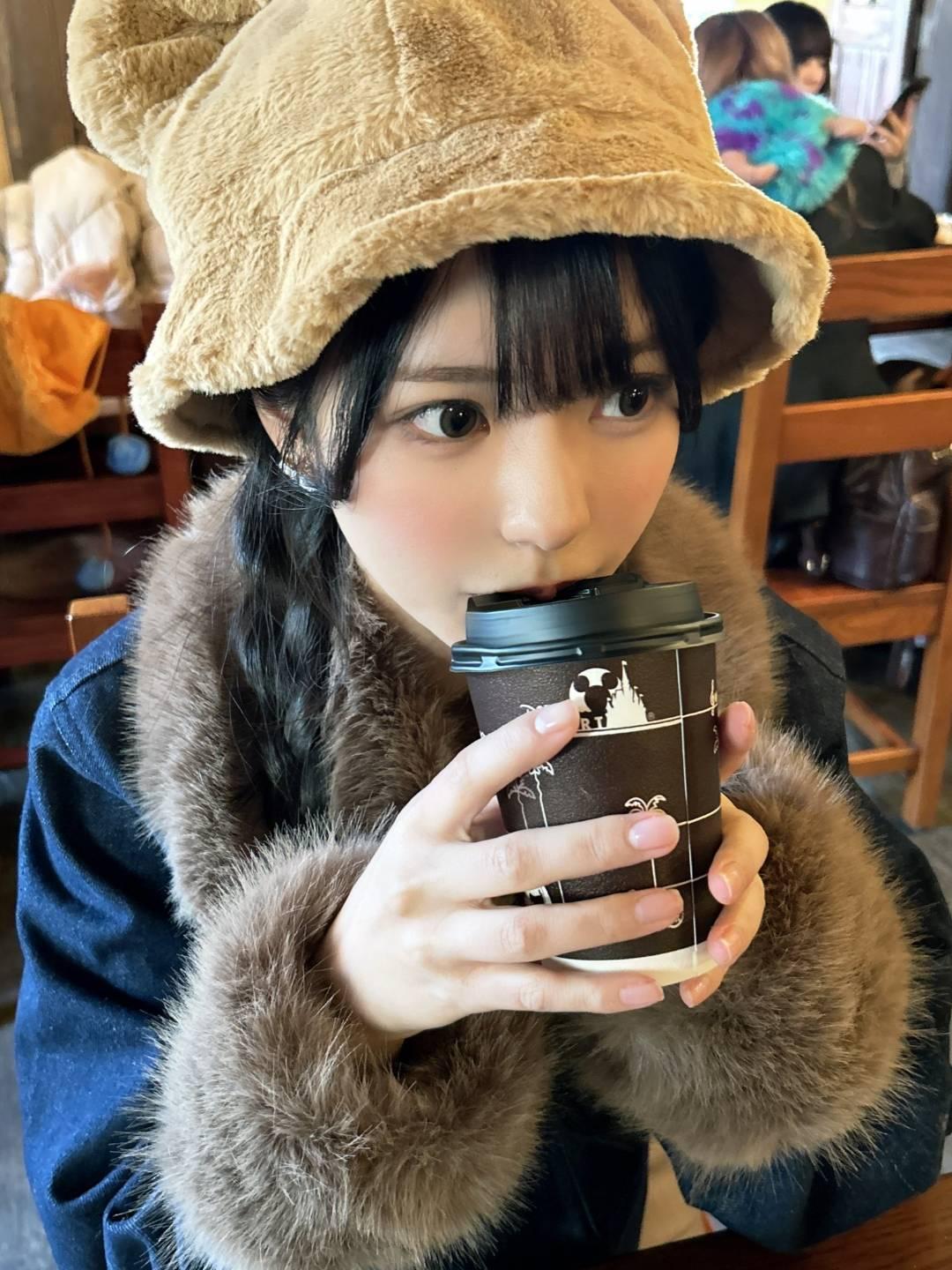 冬日暖阳下，戴上毛茸茸的帽子出门，感觉整个人都被温暖包裹。毛茸茸的触感贴在脸颊，