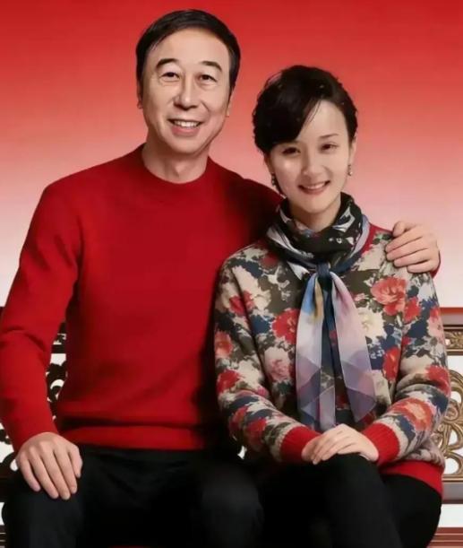 冯巩最亏欠的人！1983 年新婚就两地分居，生子缺席苦熬 5 年才一家团聚！
