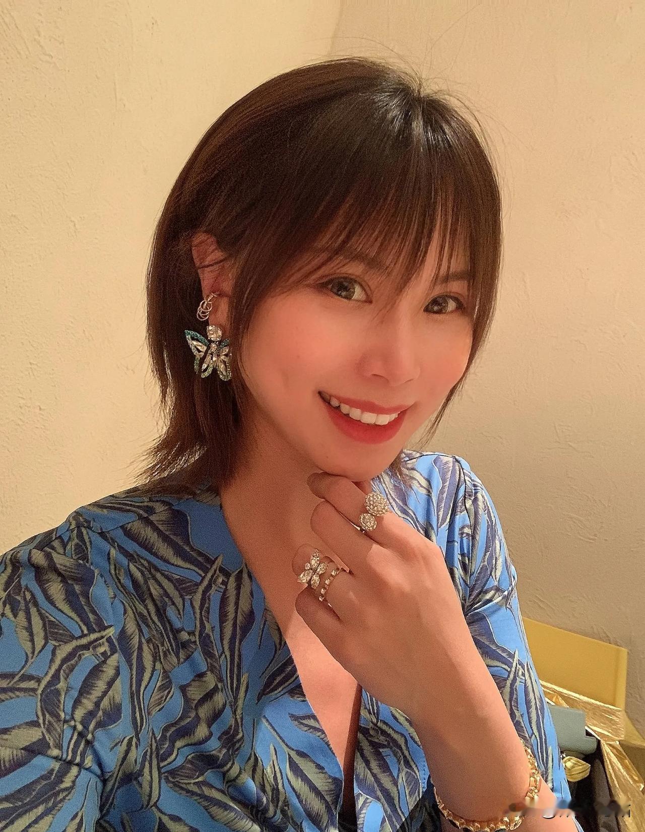 女排曾春蕾家有多富贵？保时捷都没资格进她家车库，北京闹市住着三层别墅，给儿子低调