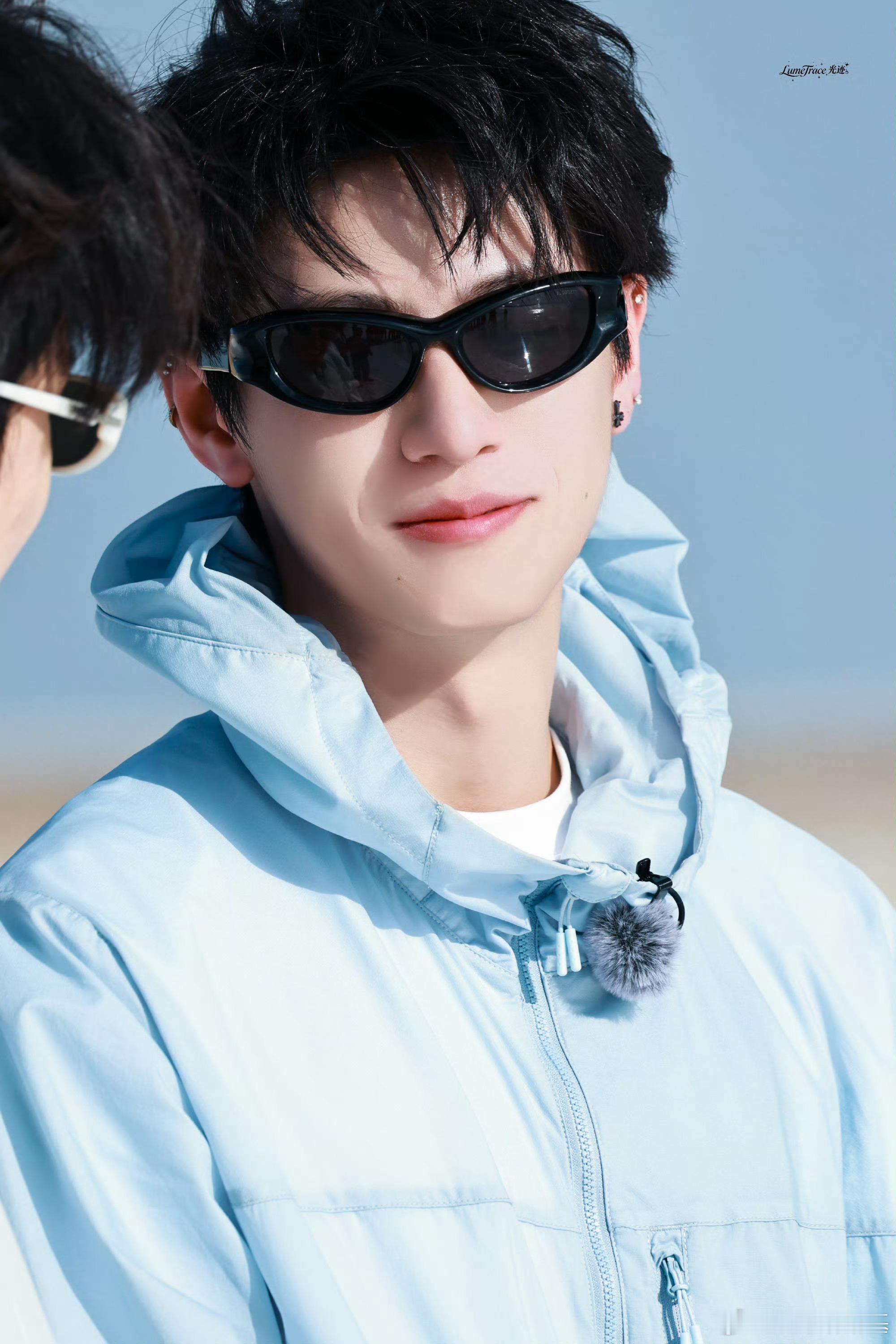 新疆团综鑫鑫的防晒服好好看😍我寻思买个同款吧，正好最近也要买防晒衣！然后去🍑