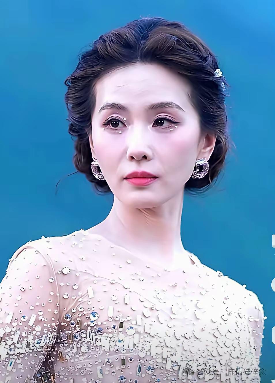 诗诗这是怎么啦？一下子瘦成这样！瞧她那般憔悴，好似心事重重的样子。现在的她依旧美