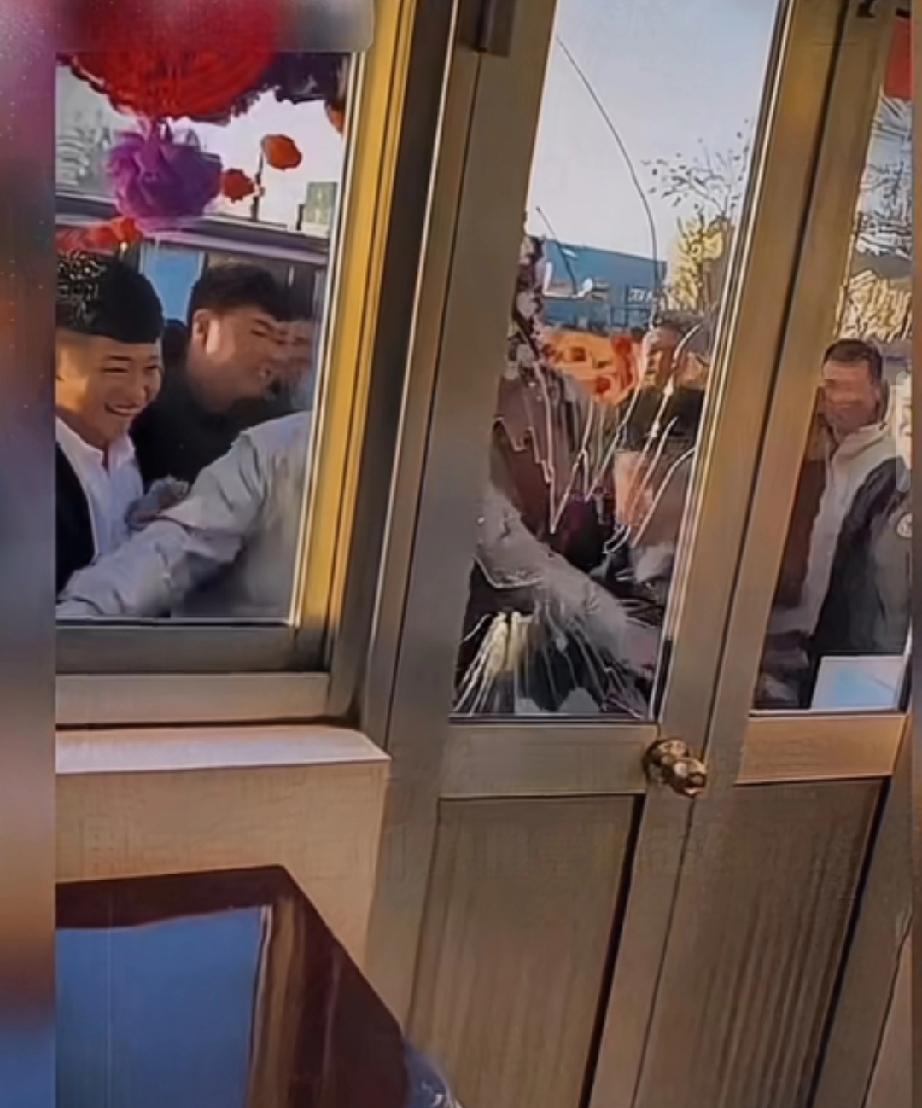 “新娘因为伴郎和新郎当场离婚了！”大家还都说离的好，事情是这样子的。

本来是一