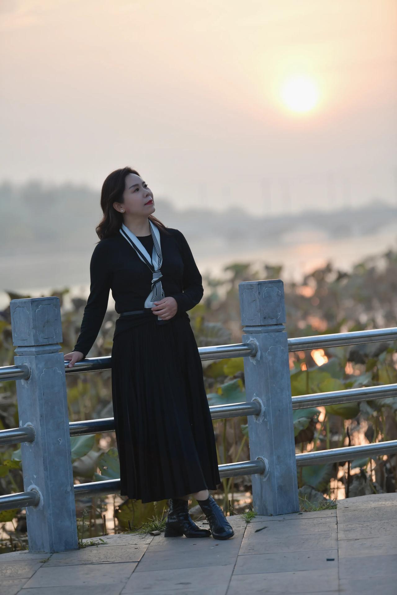 秋冬季节，无限夕阳好，拍摄于南湖公园！#摄光影定光阴# #落日下的倩影# #随心
