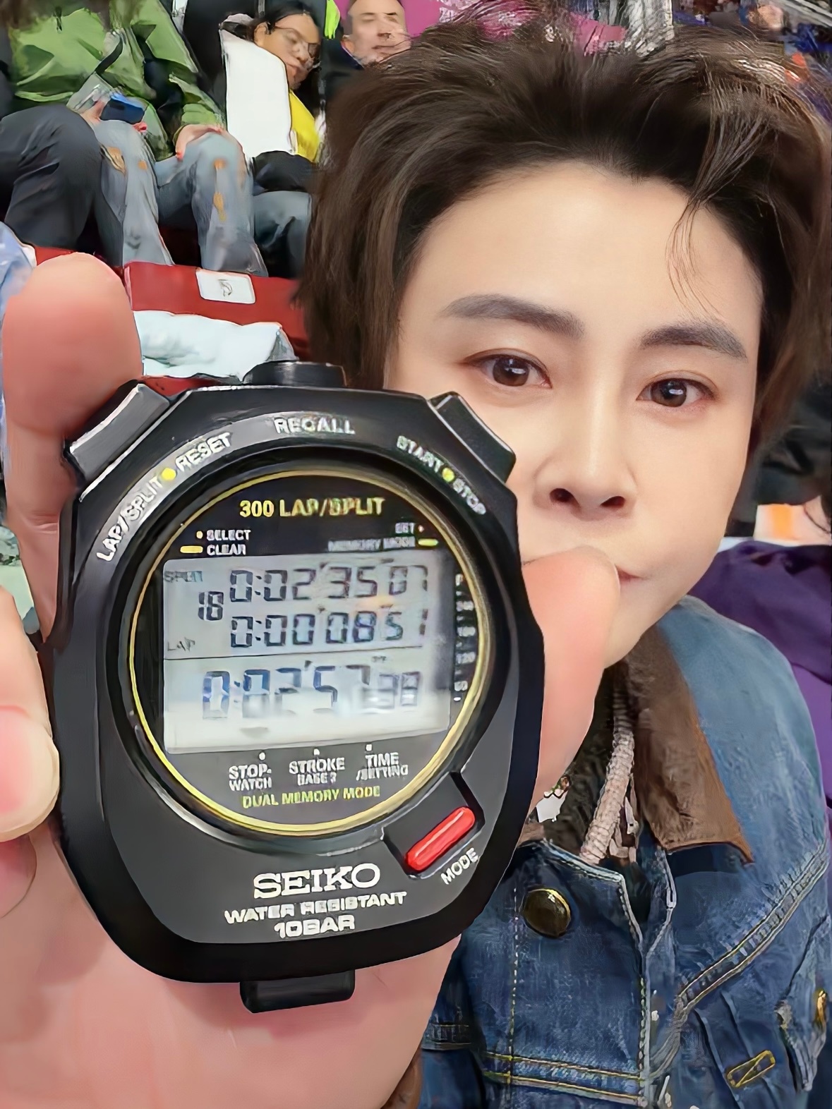 #王濛带着秒表观赛##被王濛的专业度折服了# 今天是米兰冬奥会短道速滑首个比赛日