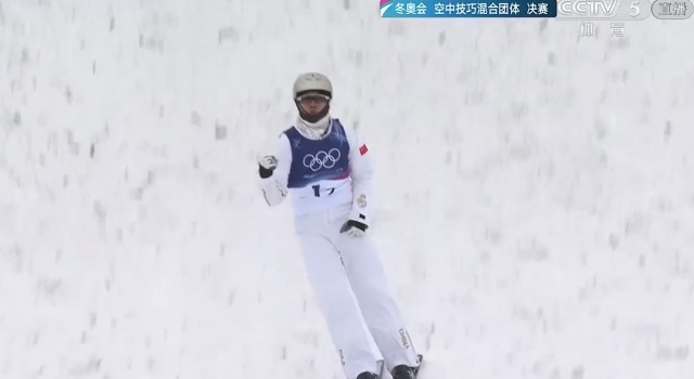 谁懂？本来我是要看比赛的，结果却相中了李天马身上穿的衣服，哈哈哈，在滑雪场这种环