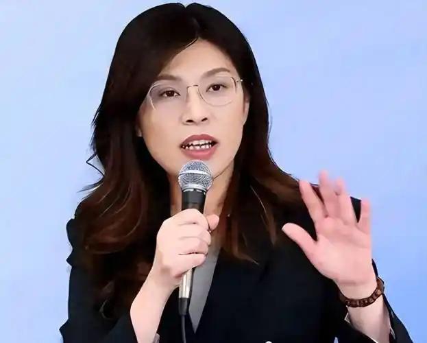 郑丽文这次访美，还没出发就先栽了个大跟头，外面美国在台协会处长谷立言公开给她扣“