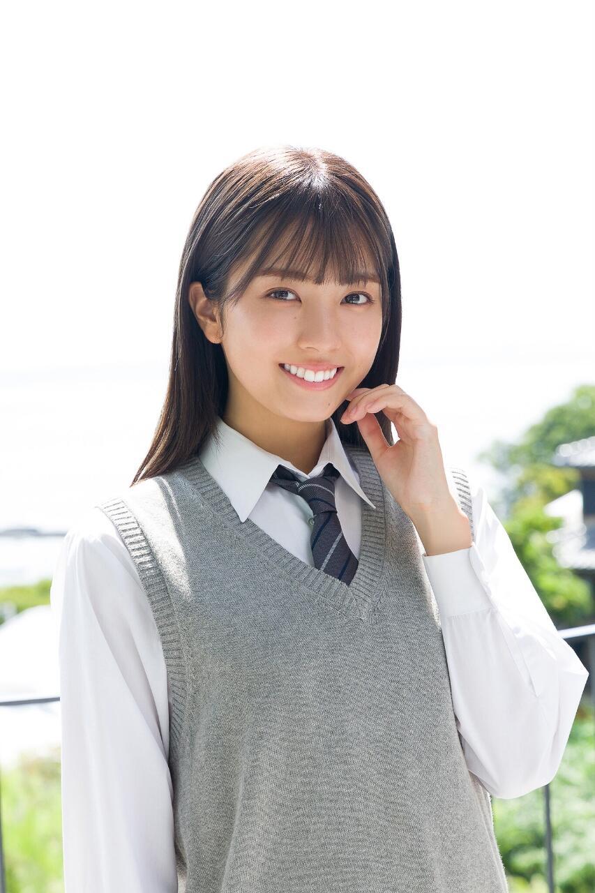 元气少女，微笑如阳光，校园风穿搭，元气满满的一天！🌞