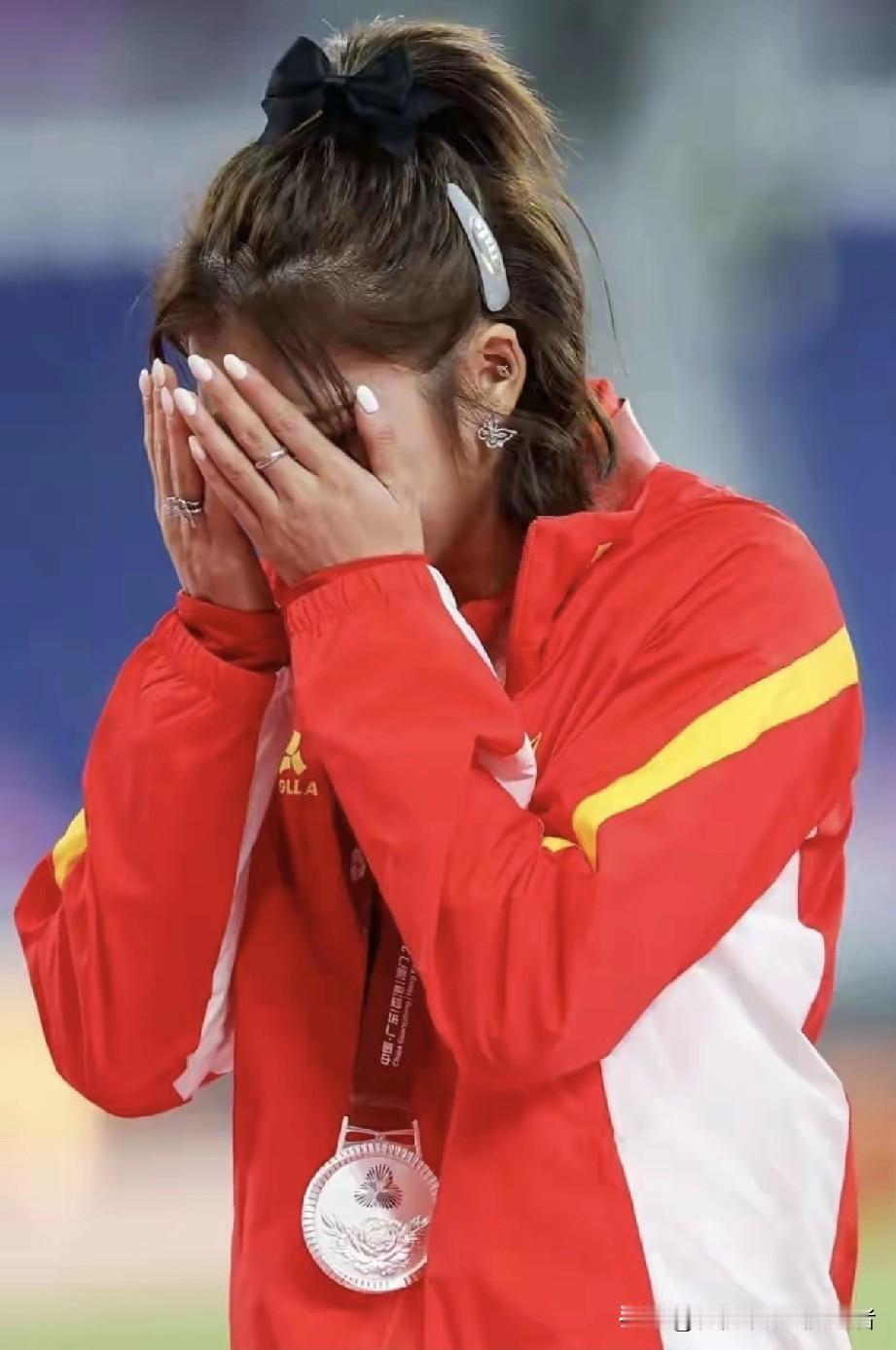 运动员摘银颁奖台上泣不成声

这场决赛竞争激烈，吴艳妮预赛表现强势，以12秒98