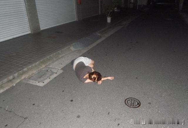 胆子也太大了！浙江宁波，女子醉酒后在网吧睡觉，一27岁男子经过时，见女子前凸后翘