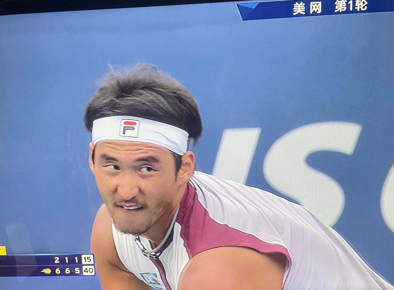 爆冷横扫。美网第一轮，中国选手布云朝克特3:0击败西班牙13号种子霍达尔，美网收
