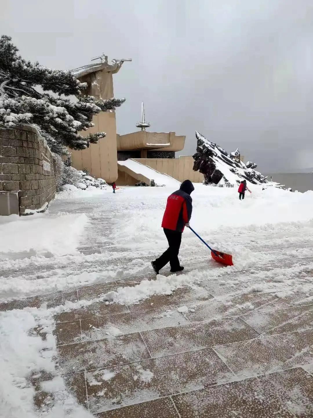 零下14℃冰面，不会游泳的他匍匐20米救人：这才是2026最该刷屏的真相
 
凌