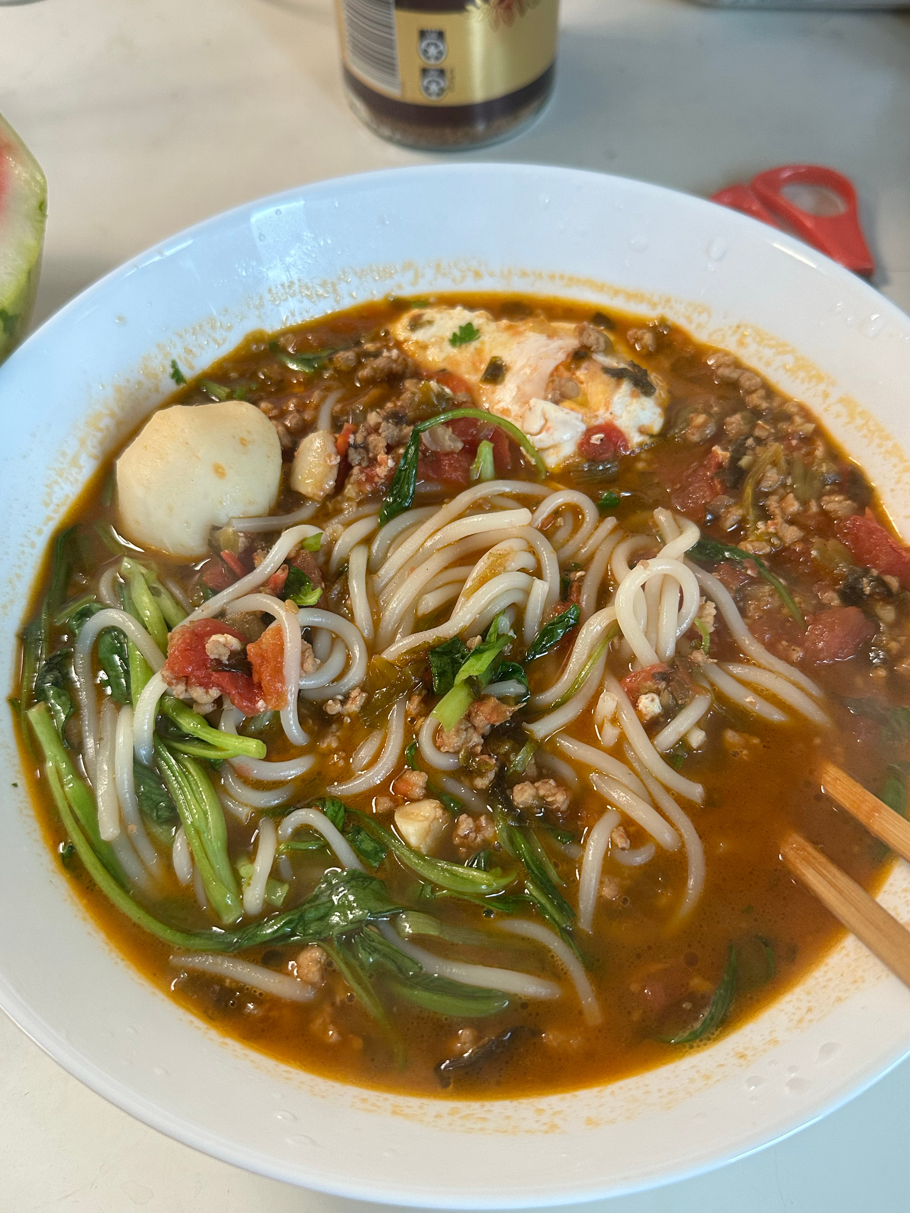 给自己做了肉末酸菜番茄米粉吃，放了些木姜子油，很简单还爆好吃！还配了半个冰冰凉凉