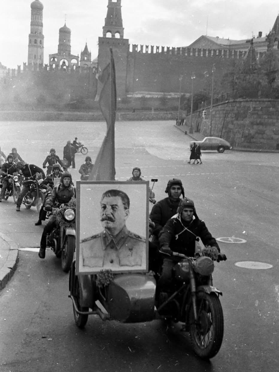 1940年，莫斯科克里姆林宫外，摩托化队伍正在游行中，斯大林肖像置于挎斗上非常显