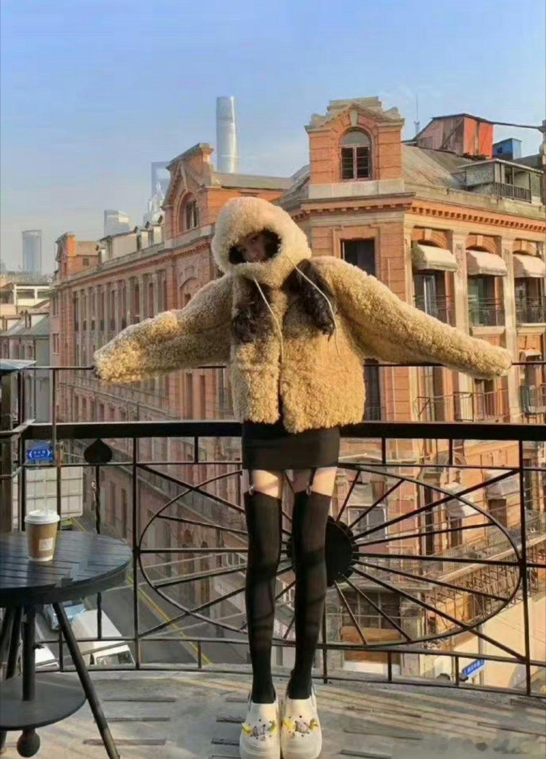 快和易梦玲一起学穿搭[求关注][求关注][求关注]大腿袜配上洞洞鞋和毛茸茸的外套