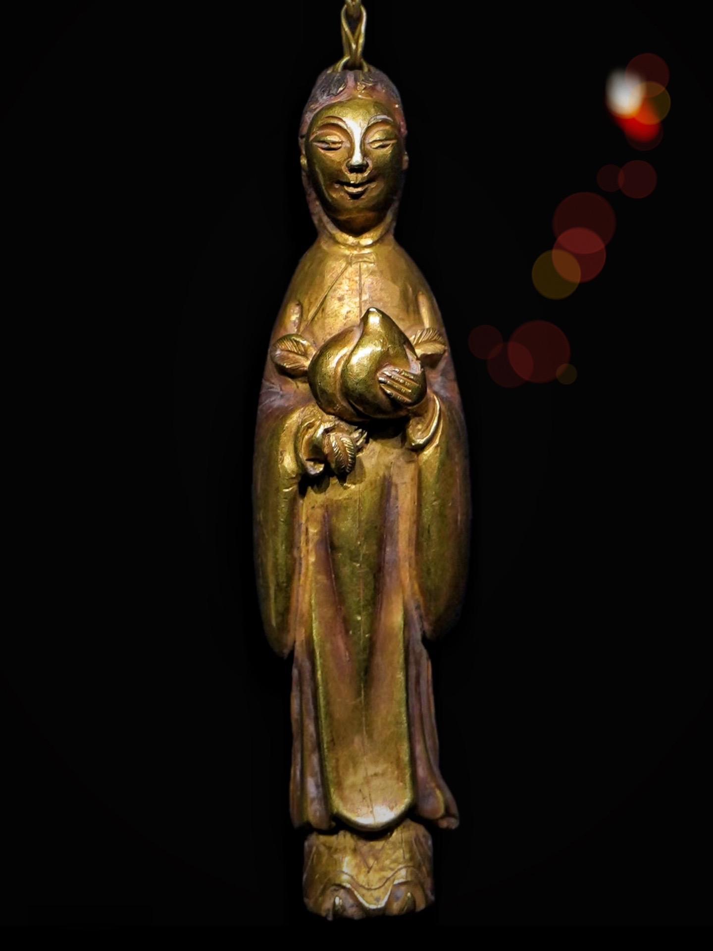 明代· 仕女形金事件。归时落日晚，蹀躞浮云骢
人马本无意，飞驰自豪雄
——唐·李白《效古二首》 
图源：胡繎 
这件仕女形金事件金链通长22厘米，人高6.9厘米，耳扒长4.7厘米，牙签长4.7厘米，塞子长1.8厘米，直径1.5厘米，总重33.28克，1956年临海王士琦墓出土，浙江省博物馆·之江馆藏 
这是一件十分精致、细致的金器
金人是穿右衽衣服着长裙的女性形象
她手捧寿桃，脸带微笑
腹内中空一条金链子贯穿头尾
用的时候一拉，腹内的耳挖和牙签现身，可清洁齿间和耳中污物
用毕将耳挖和牙签填回腹中，寿桃形的金