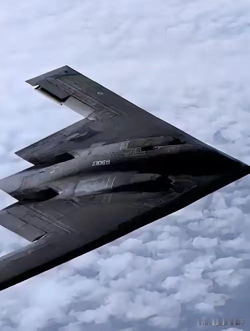 当7架B-2轰炸机在100多架护航机配合下空袭伊朗的消息传开，有人说“中国这下该