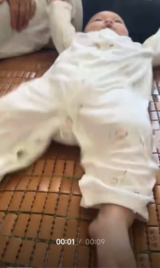 江苏，一爸爸在网上晒出，自家八个月的宝宝精力充沛在床上使劲蹦跶的一幕，视频可见，