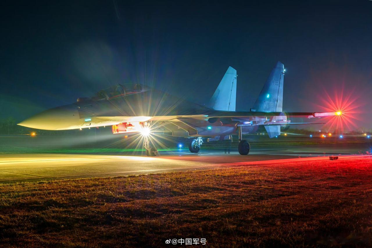 夜幕下，准备执行夜航任务的歼十六，翼下没有挂载武器，看来是执行常规夜间巡逻任务。