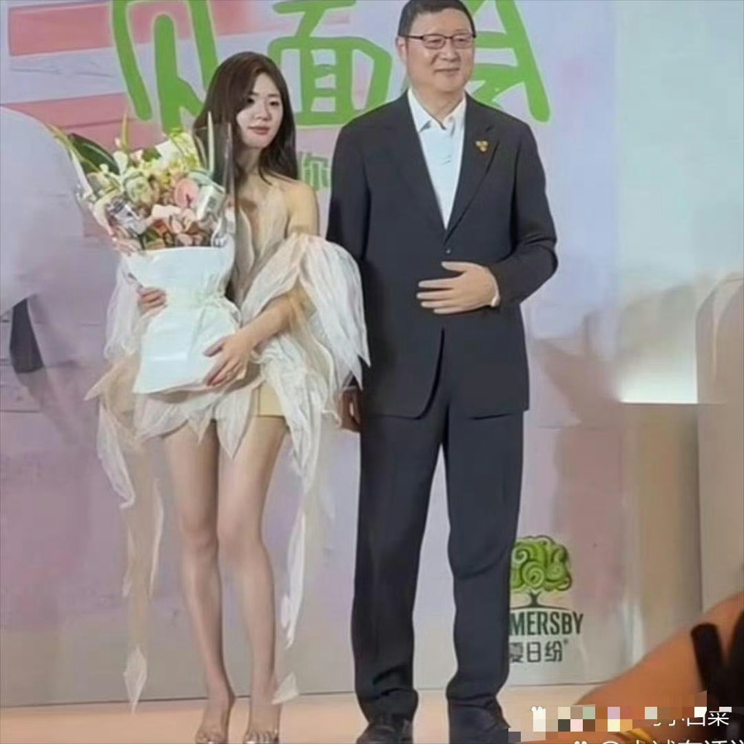 赵露思这鞋子舒服吗。跟高翘一样 ​ ​​​