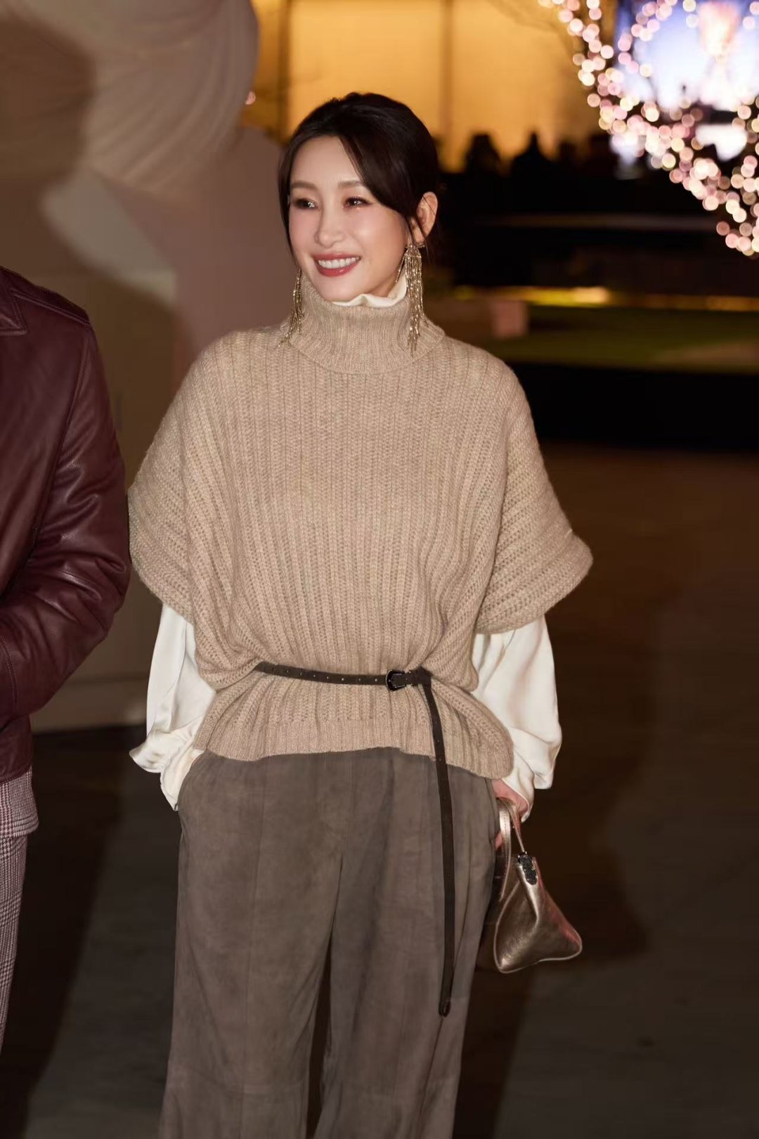 【】 最新大片来了，简约时尚，氛围感十足，笑容好有感染力~ 