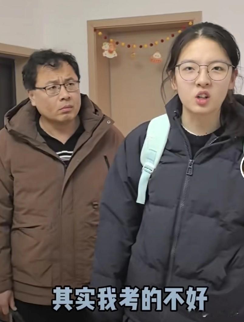 大艺初中后颜值变化大，看着很壮实，还弯腰驼背，真的没有继承妈妈的美貌。

妈妈出