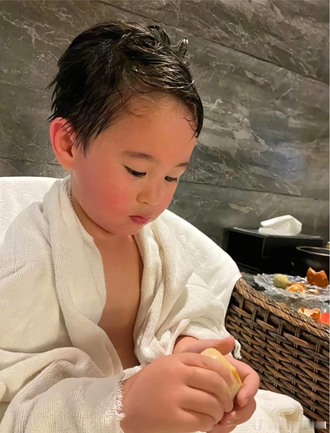 小脸红扑扑穿着浴袍的贵妇松这张图真的好可爱，想抱着马立奥狠狠亲亲😘 ​​​